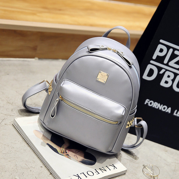 Μοντέρνο σακίδιο με μεγάλους ιμάντες ώμου σε τέσσερα διαφορετικά χρώματα