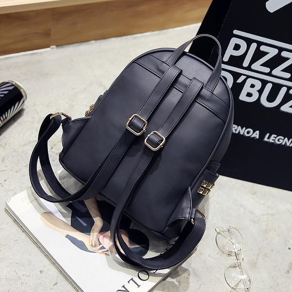 Μοντέρνο σακίδιο με μεγάλους ιμάντες ώμου σε τέσσερα διαφορετικά χρώματα