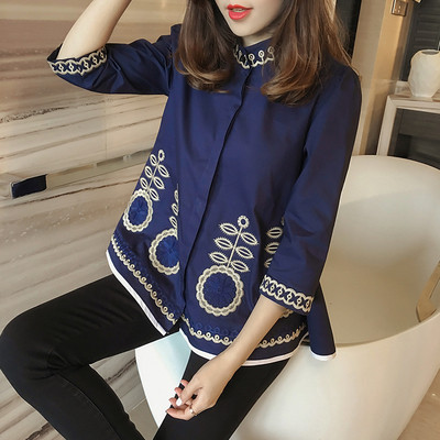 Πολύ όμορφη και ευγενική κυρίες πουκάμισο με κεντημένο στοιχεία σχετικά με το