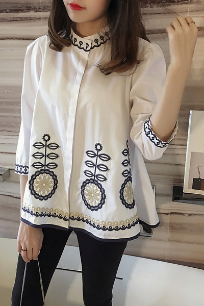 Πολύ όμορφη και ευγενική κυρίες πουκάμισο με κεντημένο στοιχεία σχετικά με το