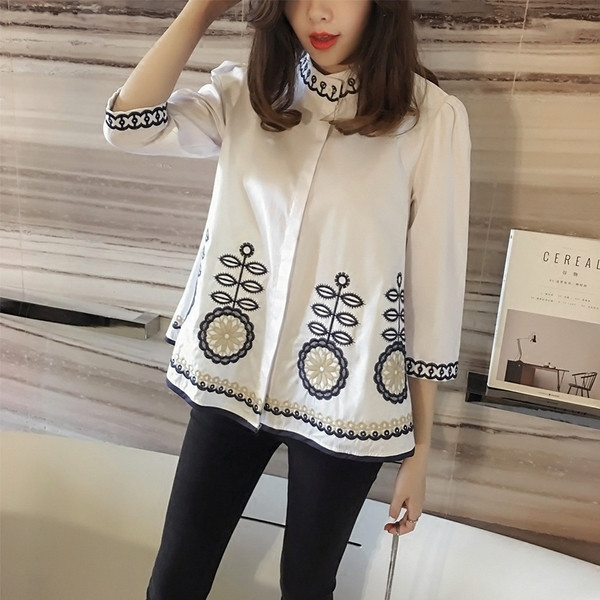 Πολύ όμορφη και ευγενική κυρίες πουκάμισο με κεντημένο στοιχεία σχετικά με το