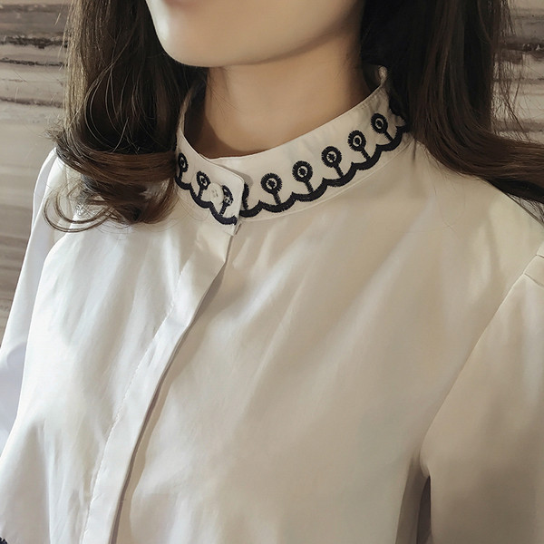 Πολύ όμορφη και ευγενική κυρίες πουκάμισο με κεντημένο στοιχεία σχετικά με το