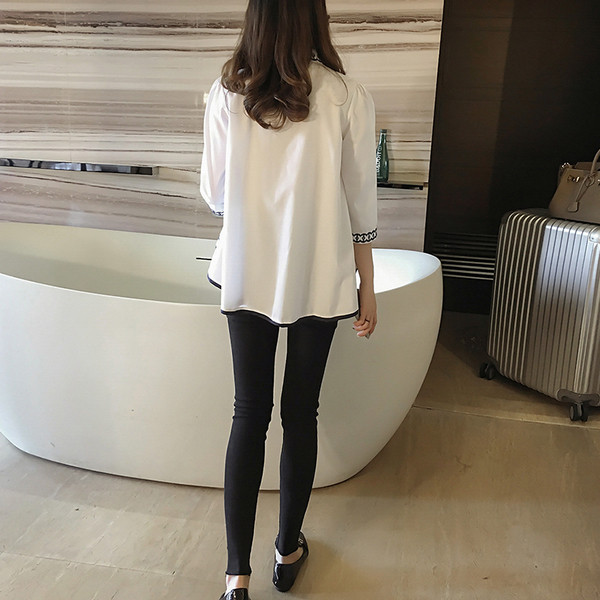 Πολύ όμορφη και ευγενική κυρίες πουκάμισο με κεντημένο στοιχεία σχετικά με το