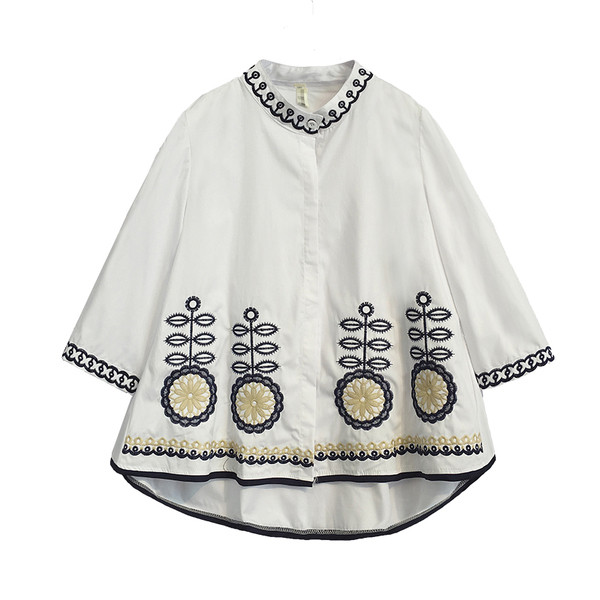 Πολύ όμορφη και ευγενική κυρίες πουκάμισο με κεντημένο στοιχεία σχετικά με το