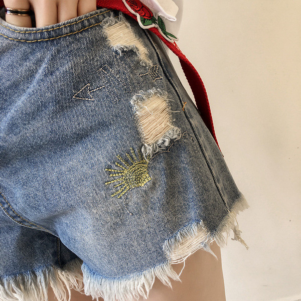 Σύγχρονη κυρίες σύντομο παντελόνι τζιν με κροσσών στα πόδια