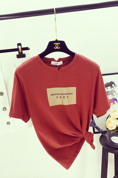 Καθημερινά μπλούζα με κοντά μανίκια και μια επιγραφή σε δύο διαφορετικές dvyata