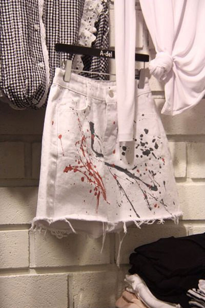 Οι γυναίκες τζιν φούστα με χρωματιστά μοτίβα