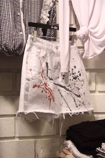 Οι γυναίκες τζιν φούστα με χρωματιστά μοτίβα