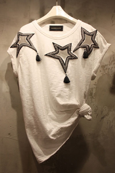 Μεγάλη κυρίες μπλούζα με κοντό μανίκι και αστέρια