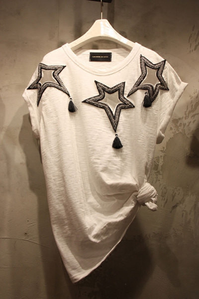 Μεγάλη κυρίες μπλούζα με κοντό μανίκι και αστέρια