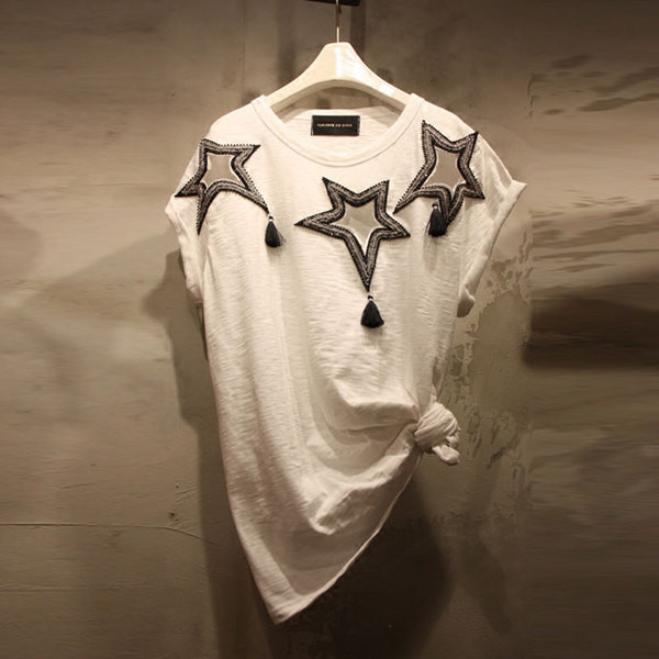 Μεγάλη κυρίες μπλούζα με κοντό μανίκι και αστέρια