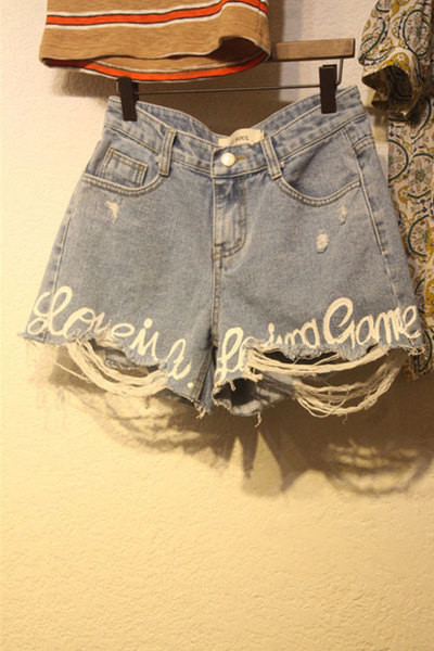 Μεγάλη κυρίες σύντομη τζιν με σχισμένο παντελόνι