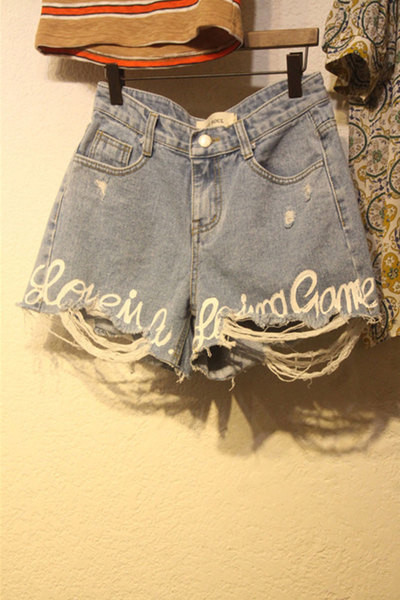 Μεγάλη κυρίες σύντομη τζιν με σχισμένο παντελόνι