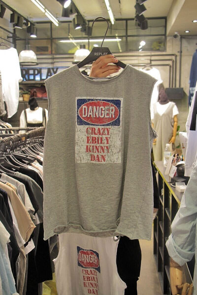 Οι γυναίκες αμάνικη μπλούζα καθημερινά επισημαίνονται σε δύο χρώματα