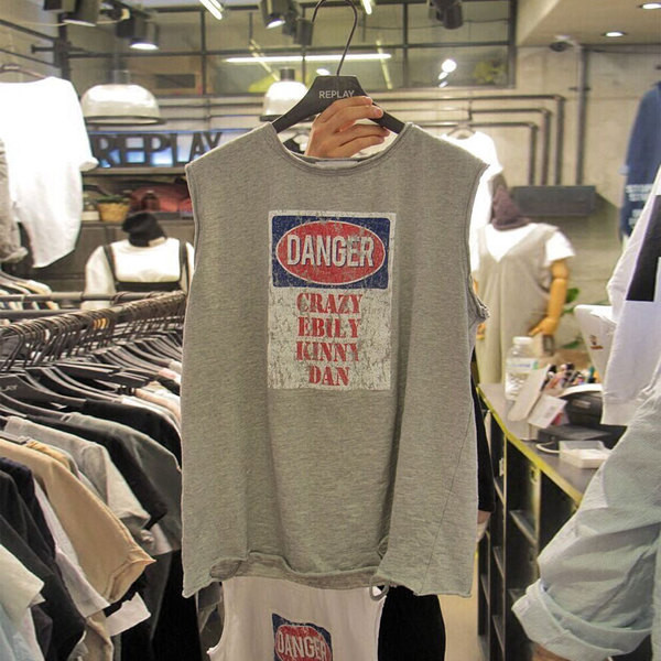 Οι γυναίκες αμάνικη μπλούζα καθημερινά επισημαίνονται σε δύο χρώματα