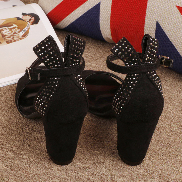 Πολύ όμορφες κυρίες καλοκαίρι σανδάλια με παχύ τακούνι σε δύο χρώματα