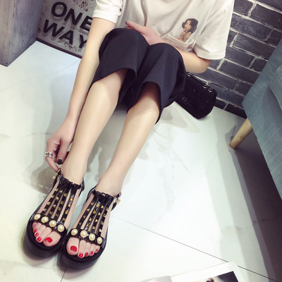 Μεγάλη κυρίες περιστασιακή σανδάλια με χάντρες και χρυσά στολίδια