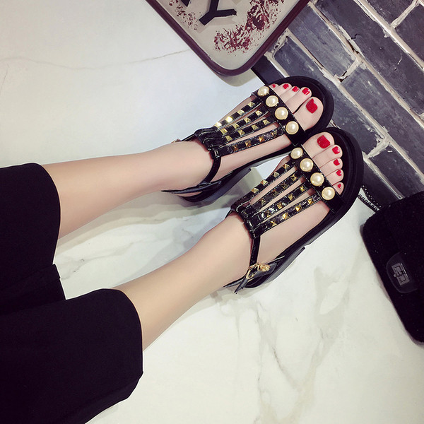 Μεγάλη κυρίες περιστασιακή σανδάλια με χάντρες και χρυσά στολίδια