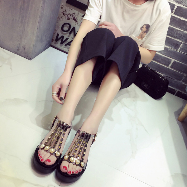 Μεγάλη κυρίες περιστασιακή σανδάλια με χάντρες και χρυσά στολίδια