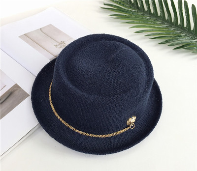 Οι γυναίκες Bowler σε πέντε διαφορετικά χρώματα με χρυσά λουρί