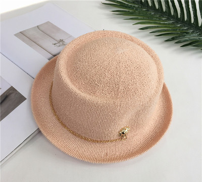 Οι γυναίκες Bowler σε πέντε διαφορετικά χρώματα με χρυσά λουρί