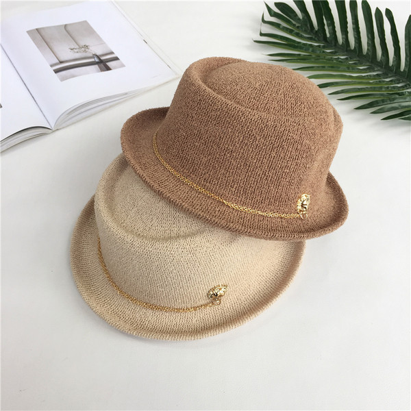 Οι γυναίκες Bowler σε πέντε διαφορετικά χρώματα με χρυσά λουρί