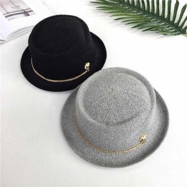 Οι γυναίκες Bowler σε πέντε διαφορετικά χρώματα με χρυσά λουρί