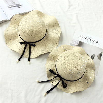 Κυρίες ψάθινο καπέλο στην παραλία με όμορφη κορδέλα