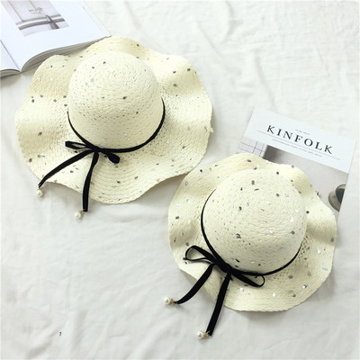 Κυρίες ψάθινο καπέλο στην παραλία με όμορφη κορδέλα