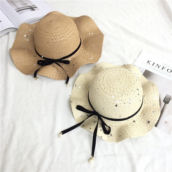 Κυρίες ψάθινο καπέλο στην παραλία με όμορφη κορδέλα