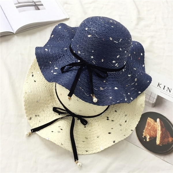 Κυρίες ψάθινο καπέλο στην παραλία με όμορφη κορδέλα