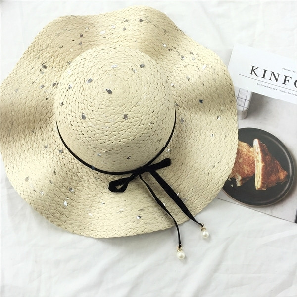 Κυρίες ψάθινο καπέλο στην παραλία με όμορφη κορδέλα