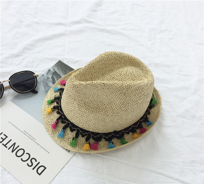 Παραλία bowler με πολλές όμορφες χρωματιστές φούντες