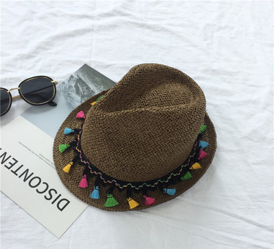 Παραλία bowler με πολλές όμορφες χρωματιστές φούντες