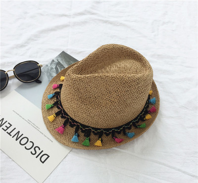 Παραλία bowler με πολλές όμορφες χρωματιστές φούντες