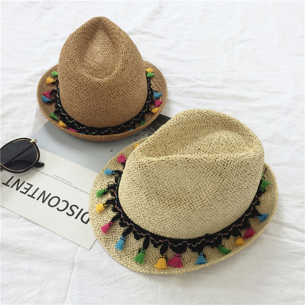 Παραλία bowler με πολλές όμορφες χρωματιστές φούντες