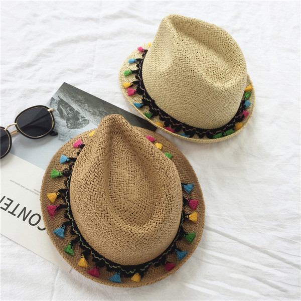 Παραλία bowler με πολλές όμορφες χρωματιστές φούντες