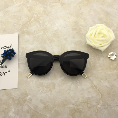 Μεγάλη κυρίες μοντέρνα γυαλιά ηλίου σε πολλά χρώματα