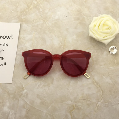 Μεγάλη κυρίες μοντέρνα γυαλιά ηλίου σε πολλά χρώματα