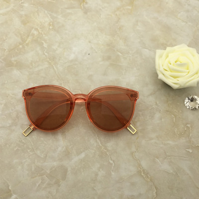 Μεγάλη κυρίες μοντέρνα γυαλιά ηλίου σε πολλά χρώματα