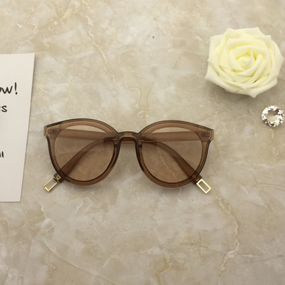 Μεγάλη κυρίες μοντέρνα γυαλιά ηλίου σε πολλά χρώματα