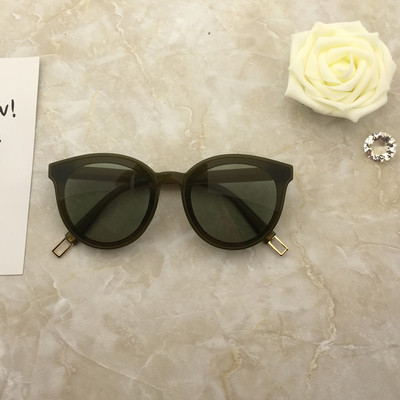 Μεγάλη κυρίες μοντέρνα γυαλιά ηλίου σε πολλά χρώματα