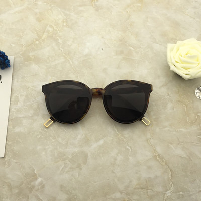 Μεγάλη κυρίες μοντέρνα γυαλιά ηλίου σε πολλά χρώματα