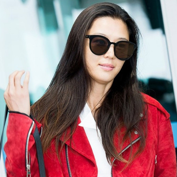 Μεγάλη κυρίες μοντέρνα γυαλιά ηλίου σε πολλά χρώματα