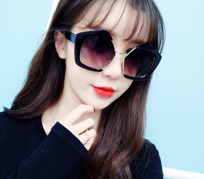 γυαλιά ηλίου πολλές σύγχρονες γυναίκες με γεωμετρικό σχήμα γυαλί