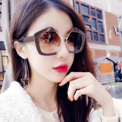 γυαλιά ηλίου πολλές σύγχρονες γυναίκες με γεωμετρικό σχήμα γυαλί