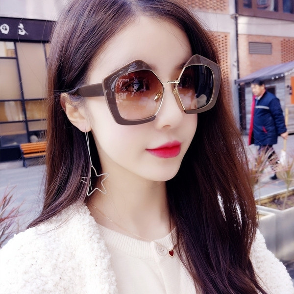 γυαλιά ηλίου πολλές σύγχρονες γυναίκες με γεωμετρικό σχήμα γυαλί