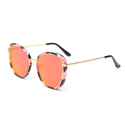 Κομψή γυαλιά ηλίου με ευρυγώνιους φακούς