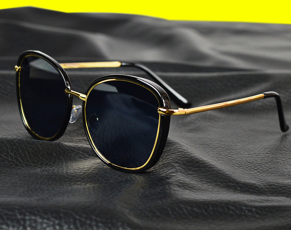 Κομψή γυαλιά ηλίου με ευρυγώνιους φακούς