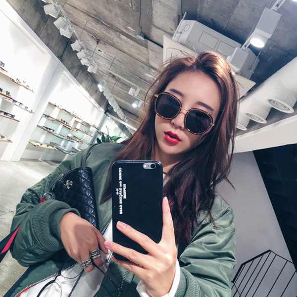 Κομψή γυαλιά ηλίου με ευρυγώνιους φακούς